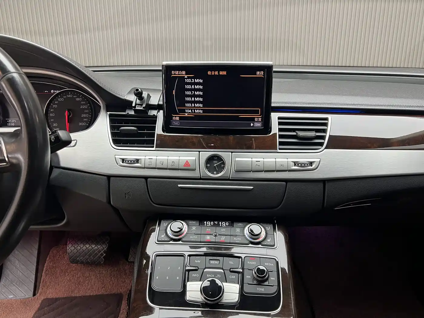 Фото 8 - Audi A8