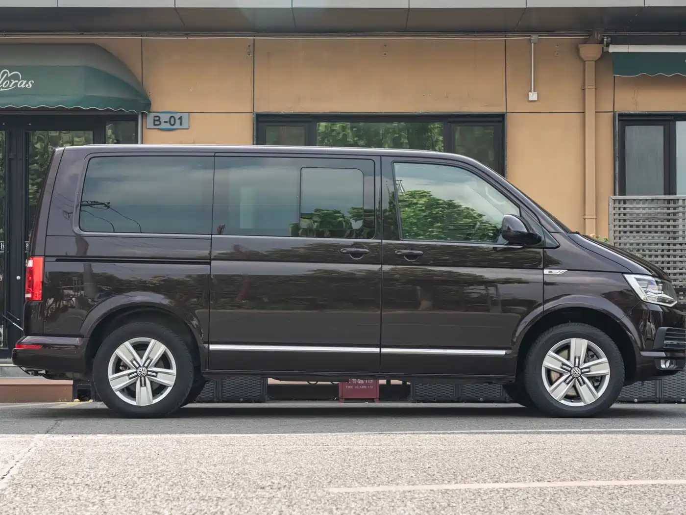 Volkswagen Multivan 2016 2.0TSI AWD 66th Anniversary Edition фото 7