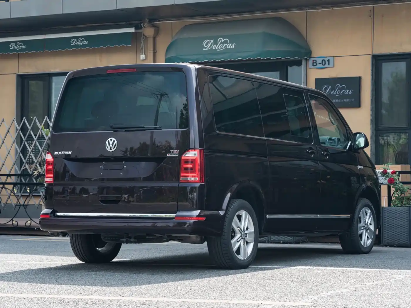 Volkswagen Multivan 2016 2.0TSI AWD 66th Anniversary Edition фото 4