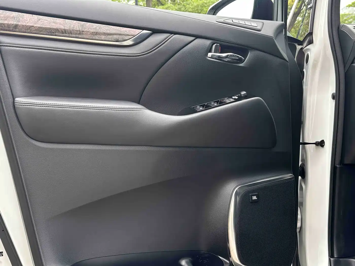 Toyota Alphard 2020 Hybrid 2.5L Premium Edition фото 17