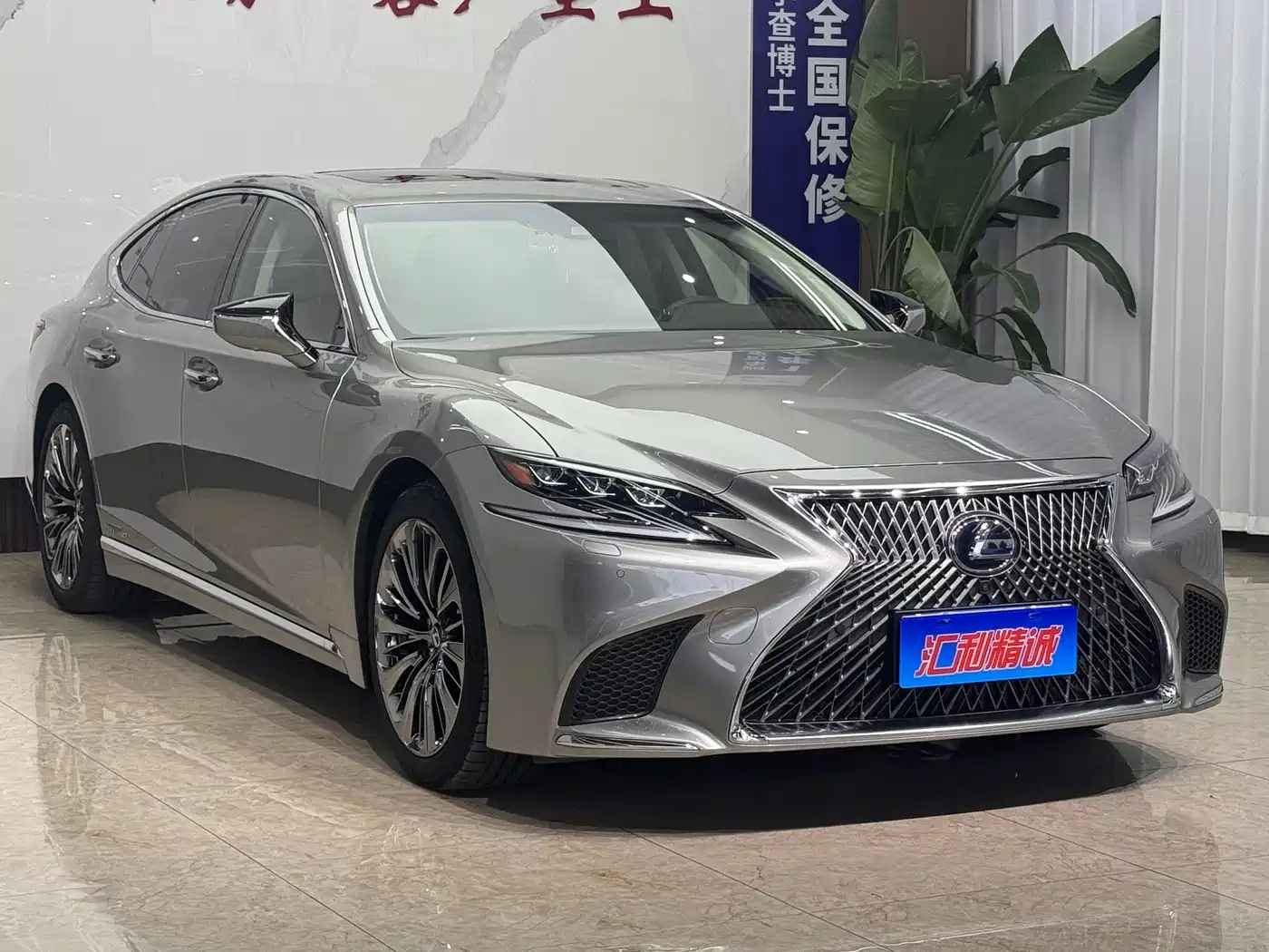 Фото 3 - Lexus LS