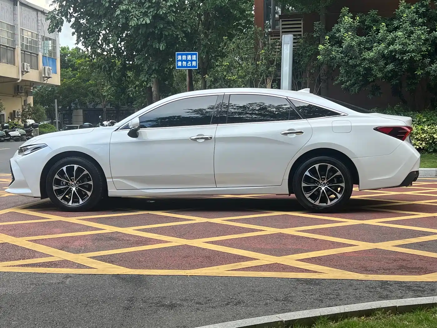 Toyota Avalon 2022 2.0L Luxury Edition фото 8