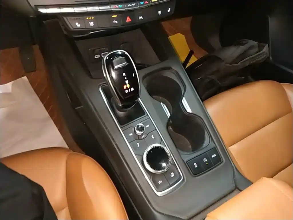 Фото 14 - Cadillac XT4