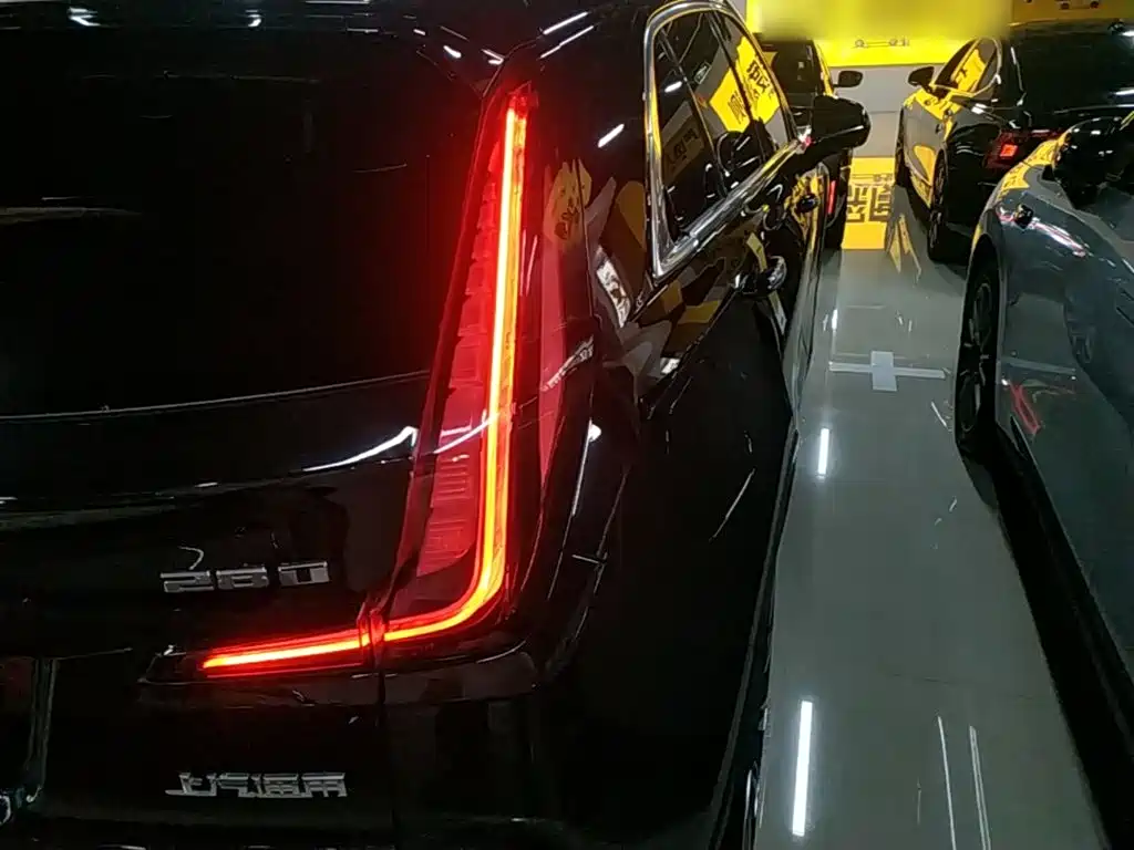 Фото 8 - Cadillac XT4