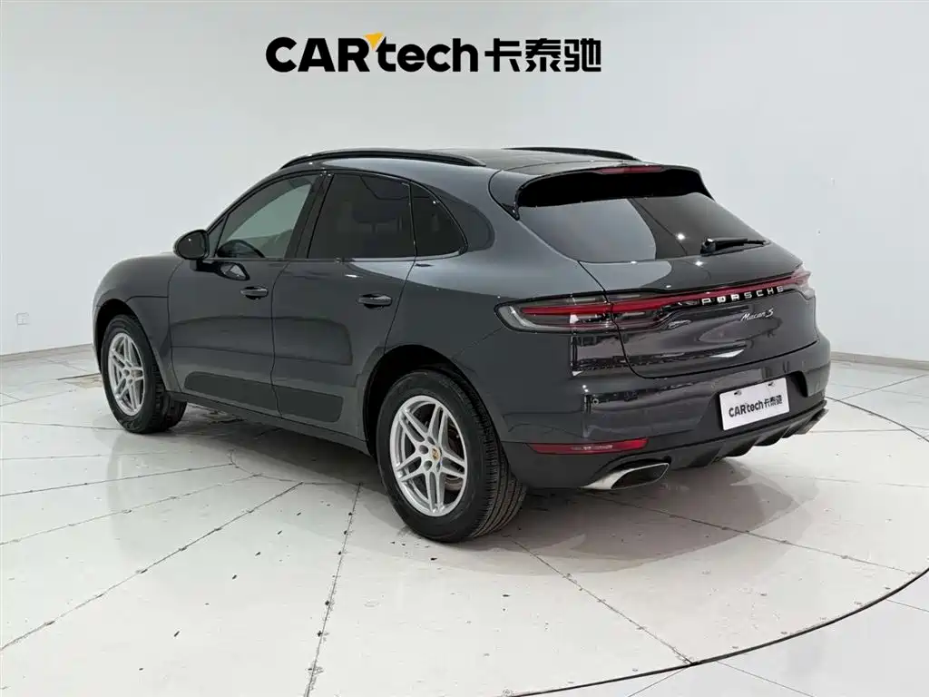 PORSCHE MACAN