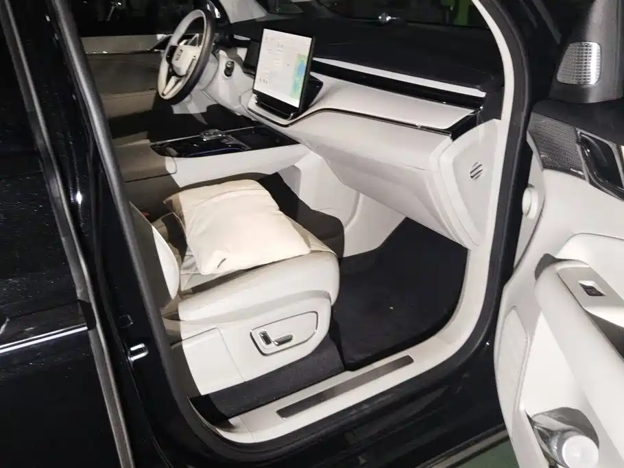 Volvo EM90 2024 2025 Ultra Six-Seater