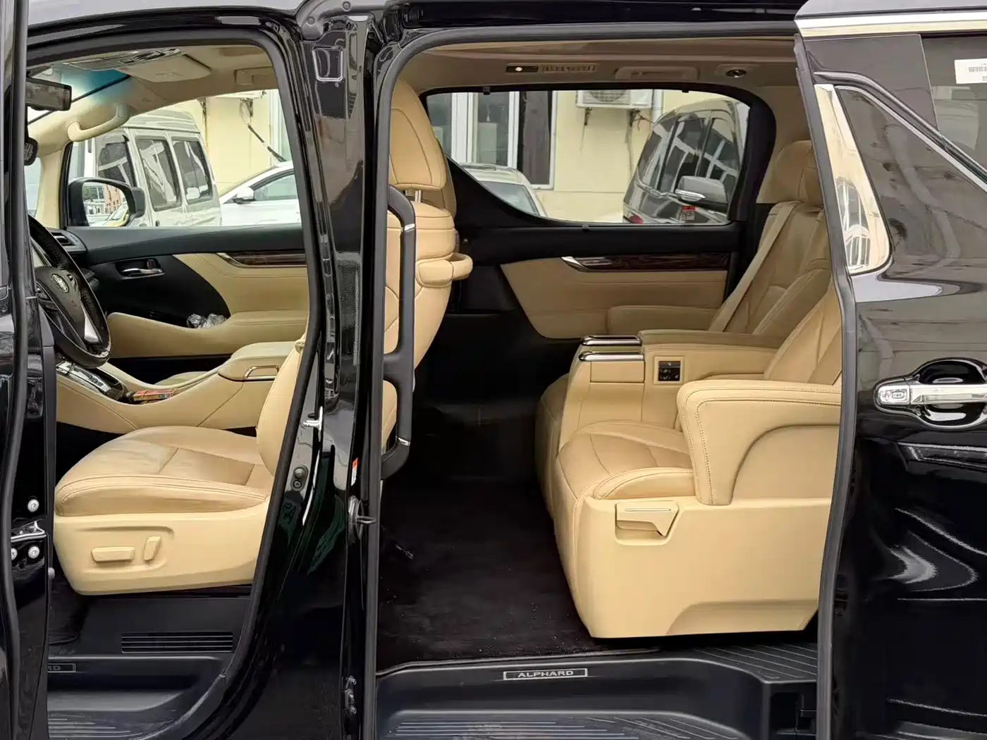 Toyota Alphard 2021 Hybrid 2.5L Luxury фото 5