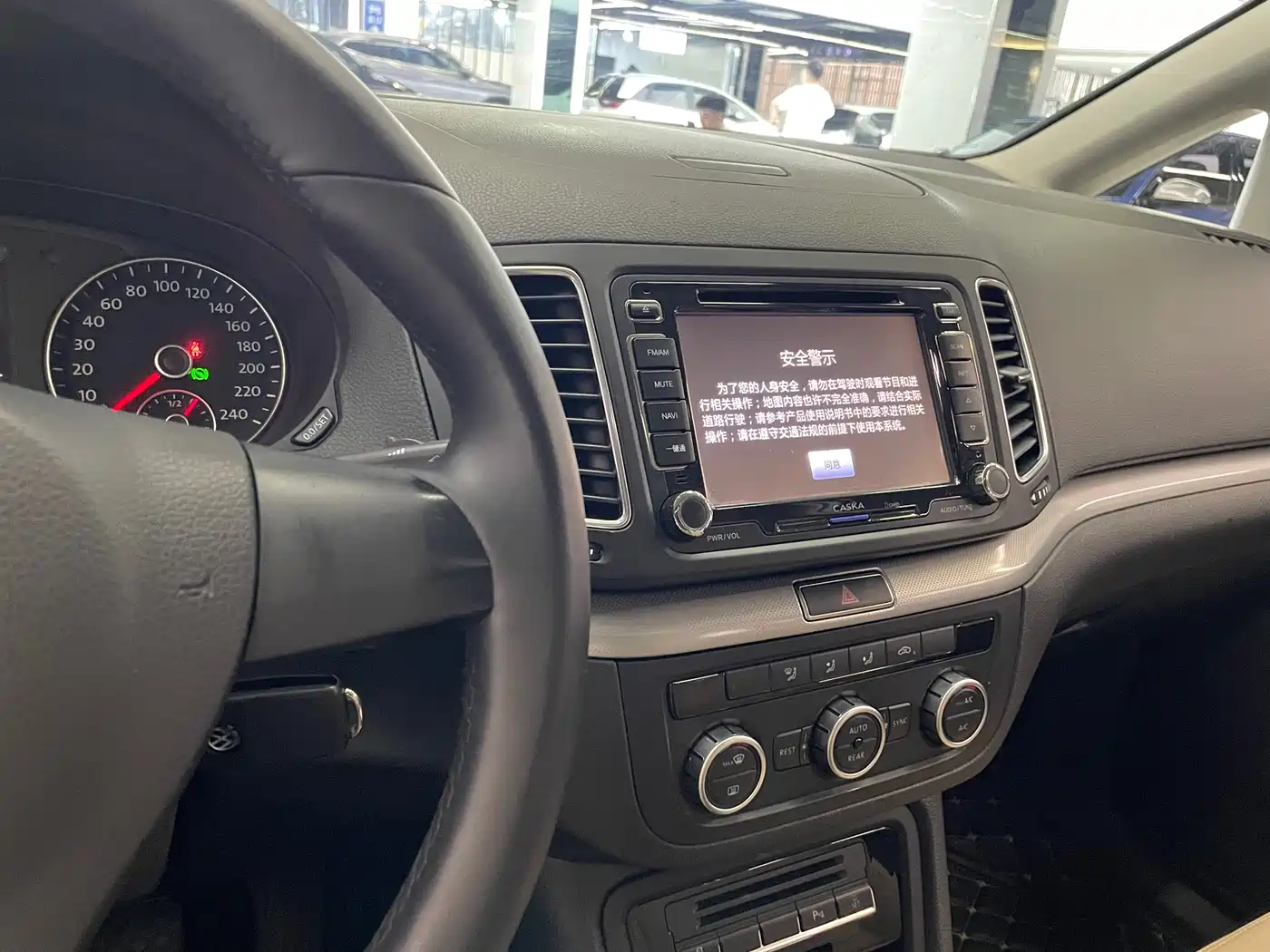 Volkswagen Sharan 2013 1.8TSI Standard фото 13