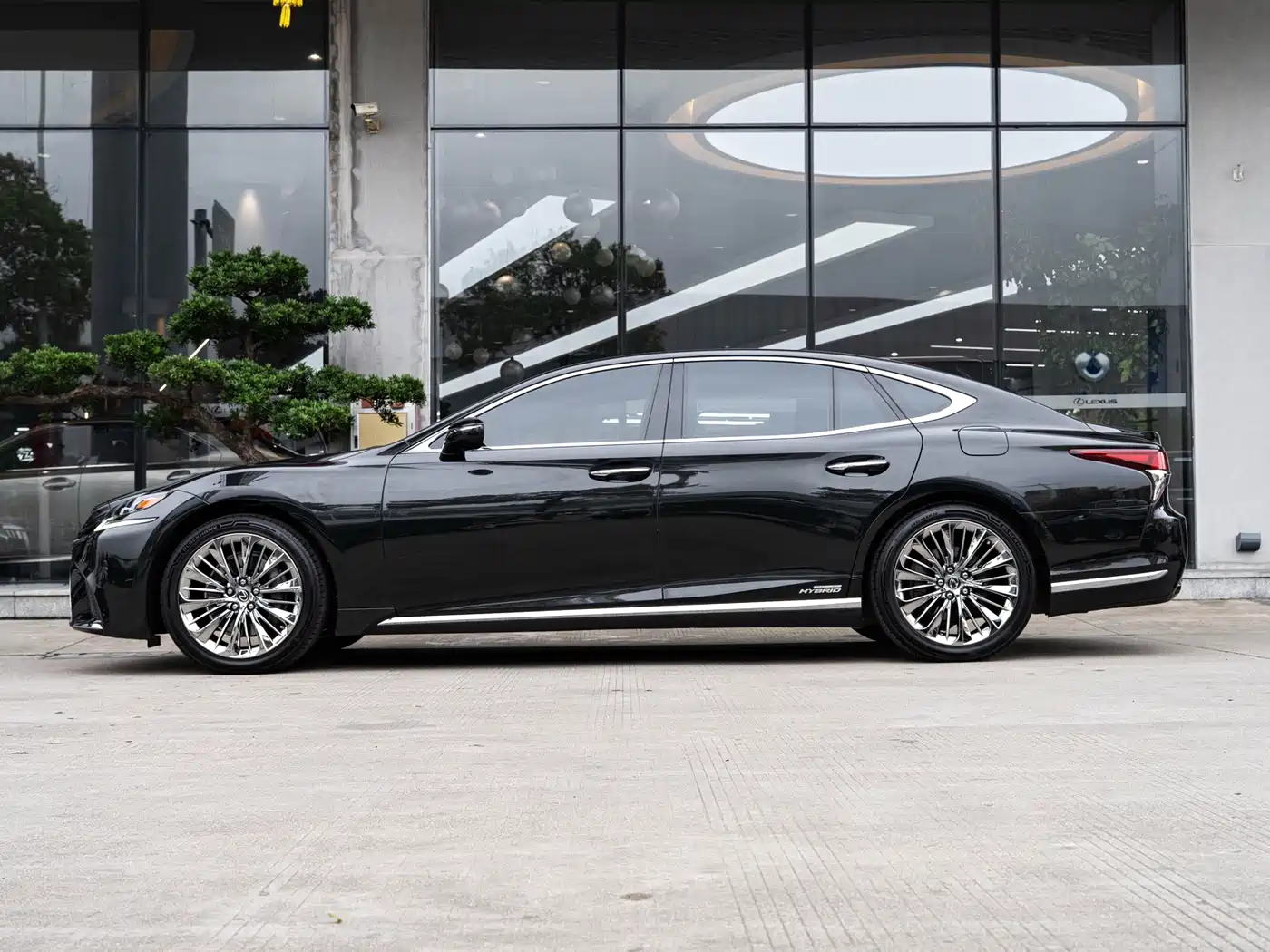 Фото 4 - Lexus LS