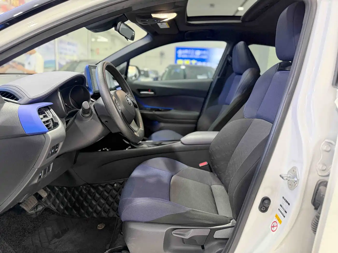 Toyota C-HR 2018 2.0L Leading Sunroof Edition V фото 4