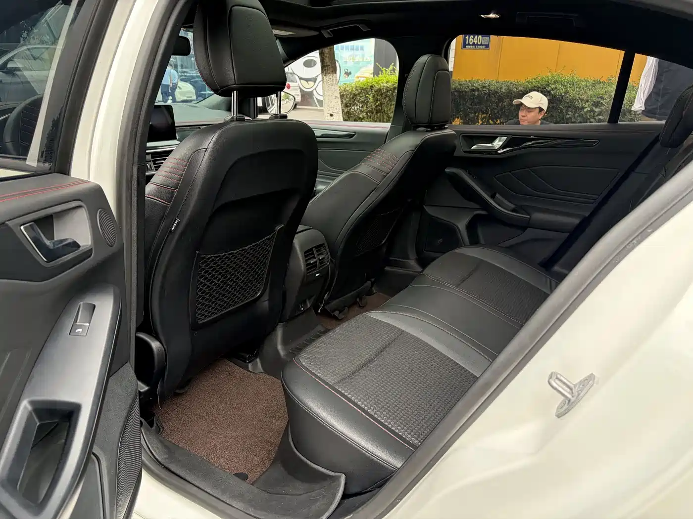 Ford Focus 2021 Hatchback EcoBoost 180 Automatic ST Line фото 9