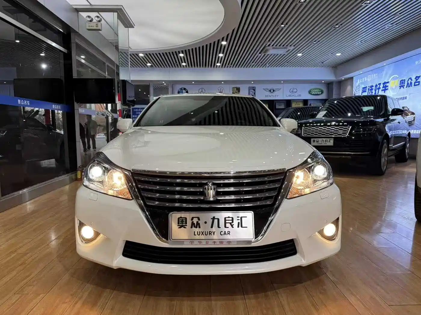 Toyota Crown 2012 2.5L Royal Leather Edition фото 2