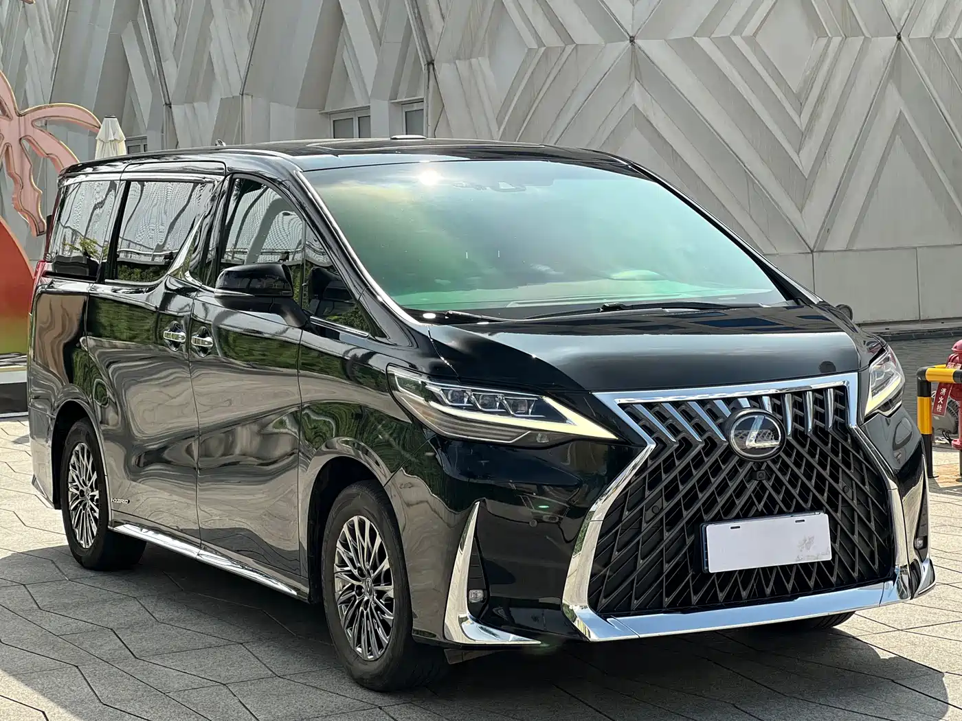 Lexus LM 2020 300h Seven-Seater Elegance Edition фото 3