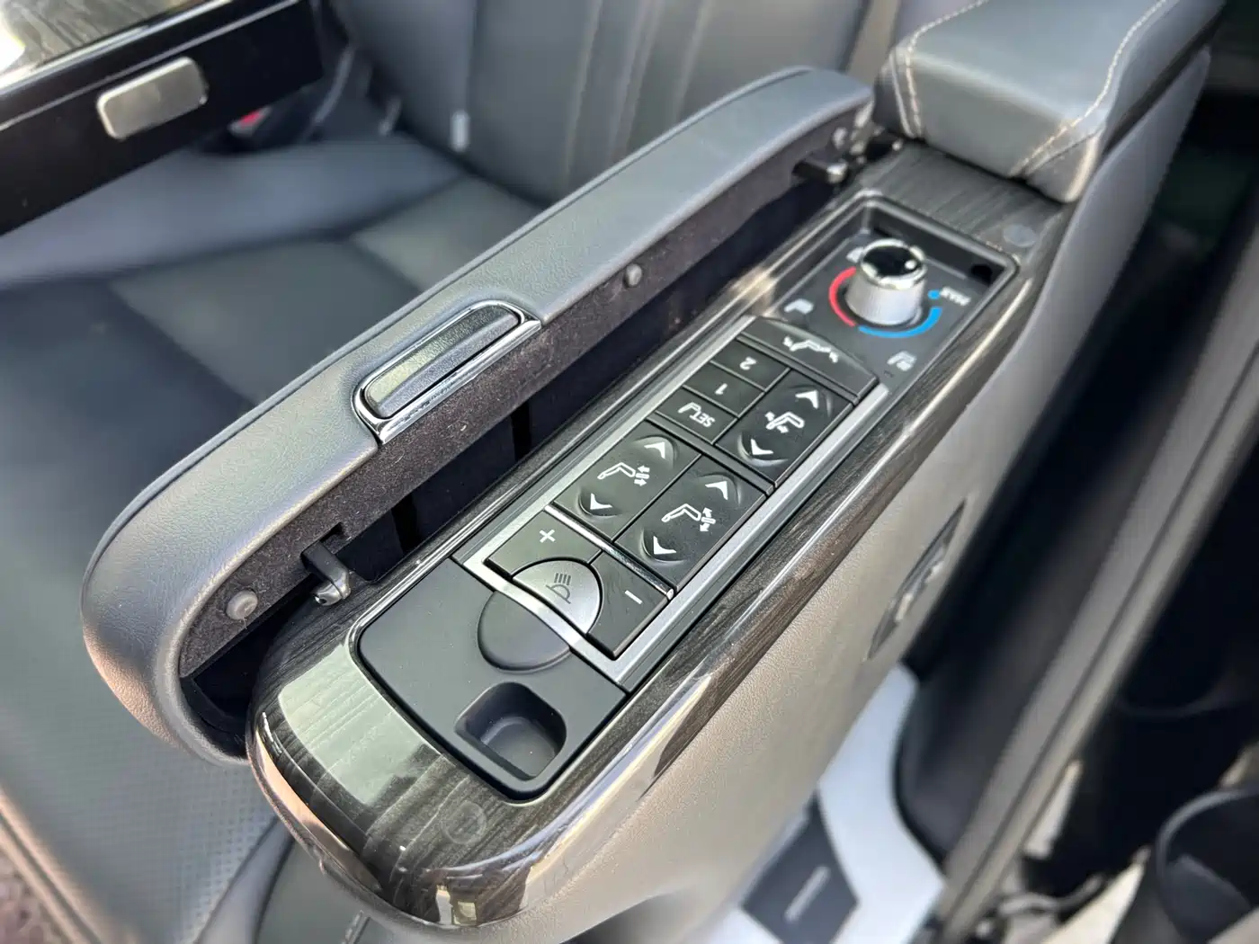 Lexus LM 2020 300h Seven-Seater Elegance Edition фото 16
