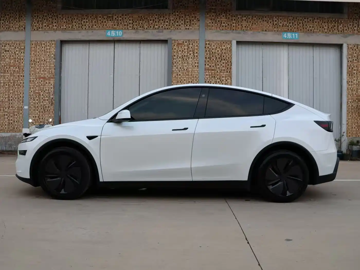 Tesla Model Y 2026 2025 Model Rear-Wheel Drive Launch Edition