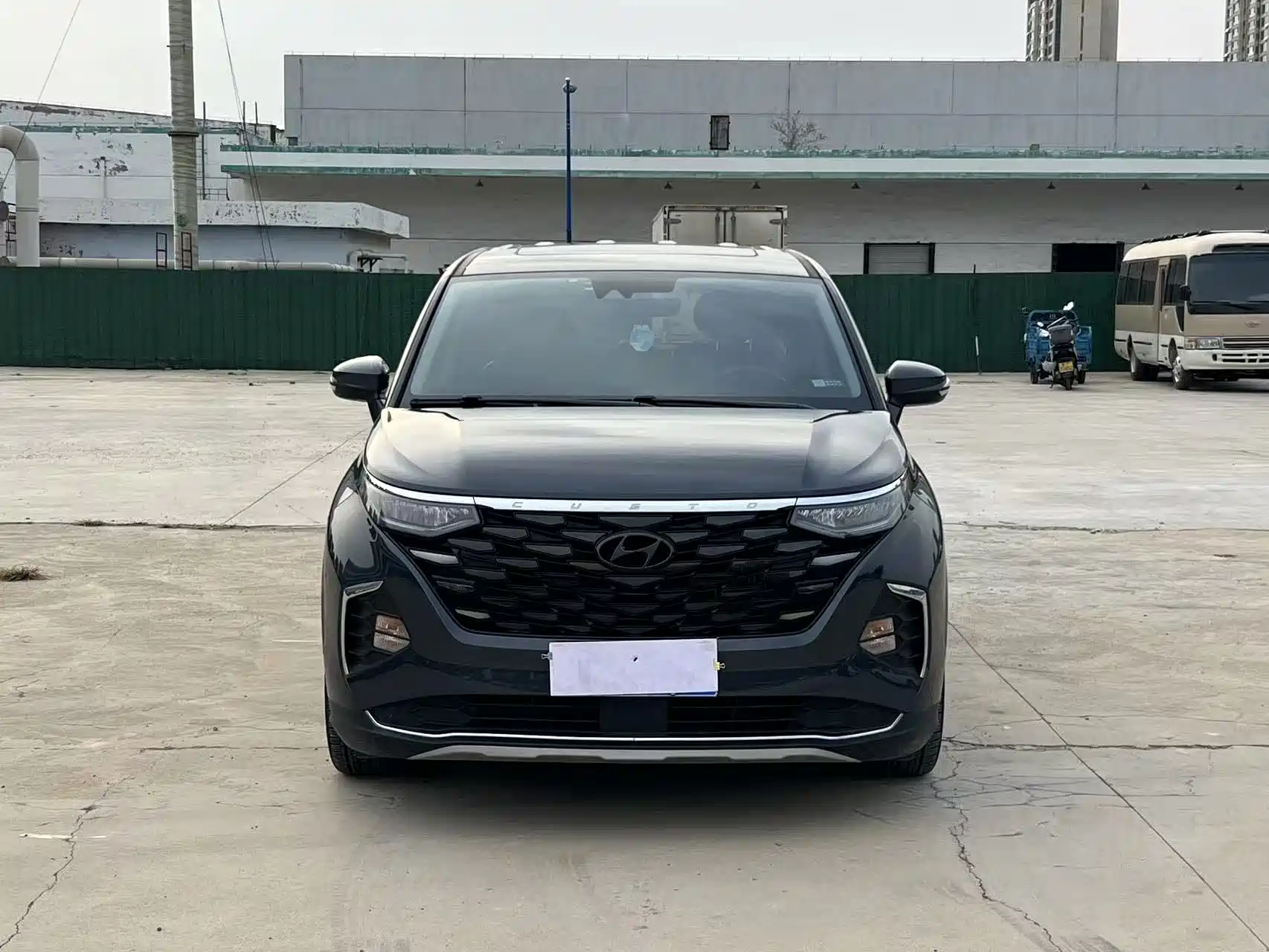 Photo 2 - Hyundai Custo
