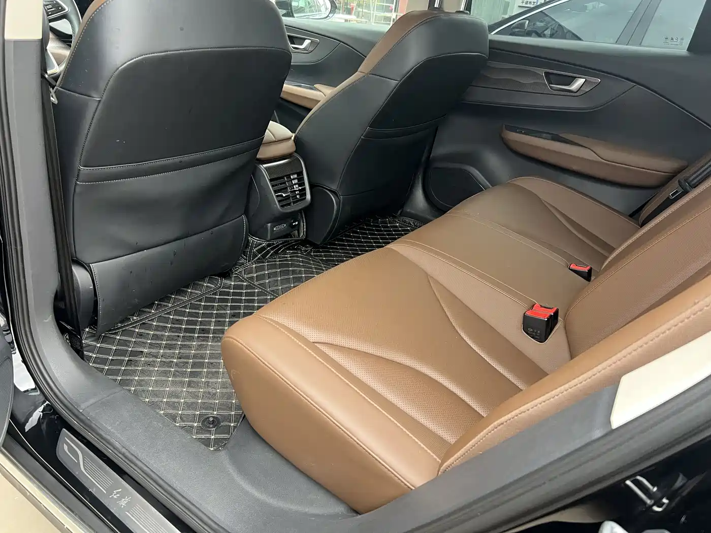 Hongqi E-QM5 2022 431km Charging Enjoyment Edition фото 12