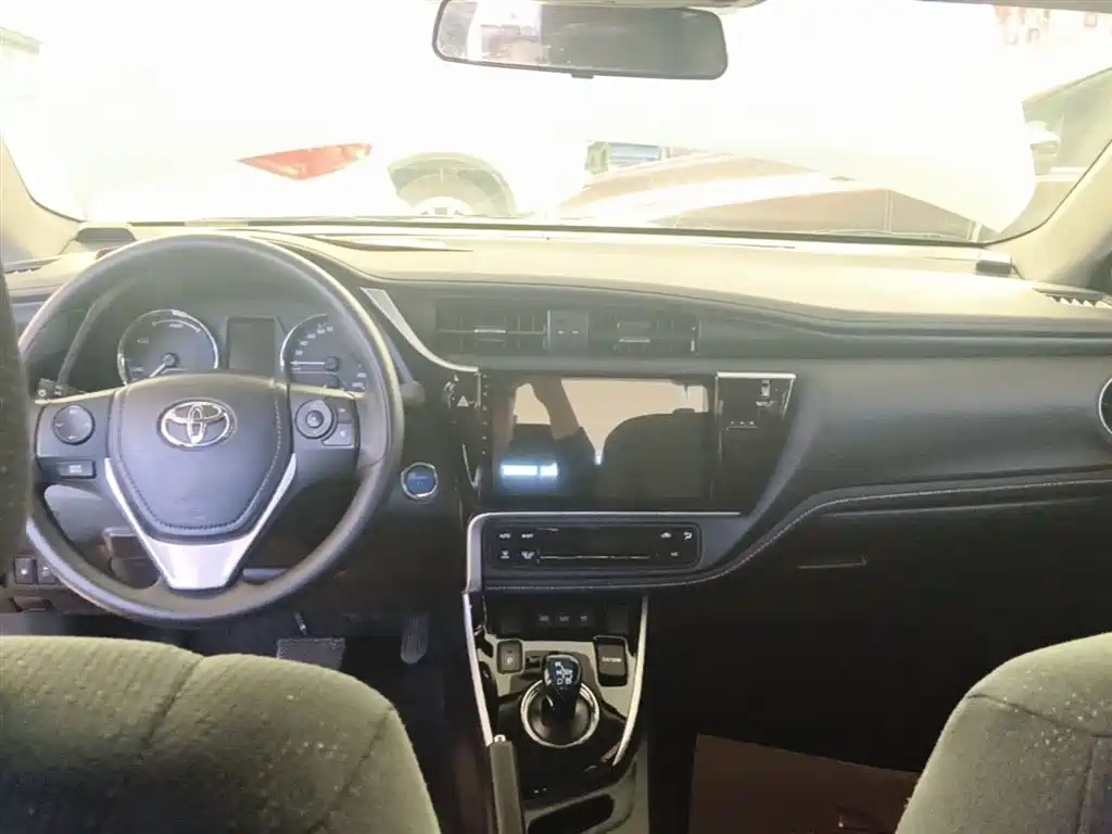 Toyota Corolla Twin Engine E+ 2019 1.8L E-CVT Leading Edition фото 10