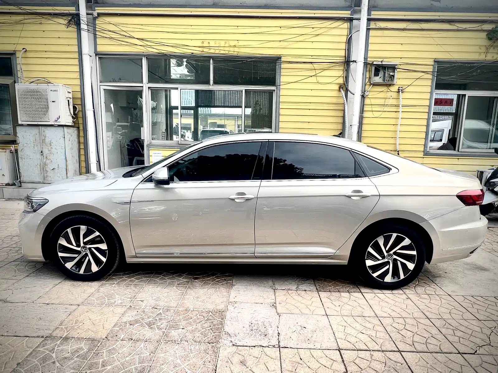 Фото 8 - Volkswagen Passat New Energy