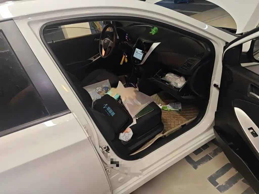 Hyundai Reina 2014 2014 Model 1.4L Automatic GLX