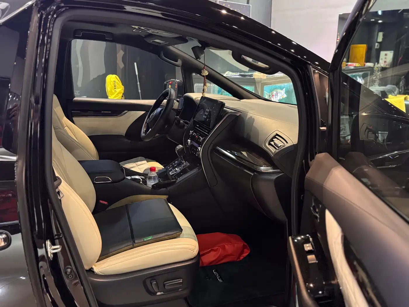 Lexus LM 2020 300h 4-Seat Imperial Edition фото 5
