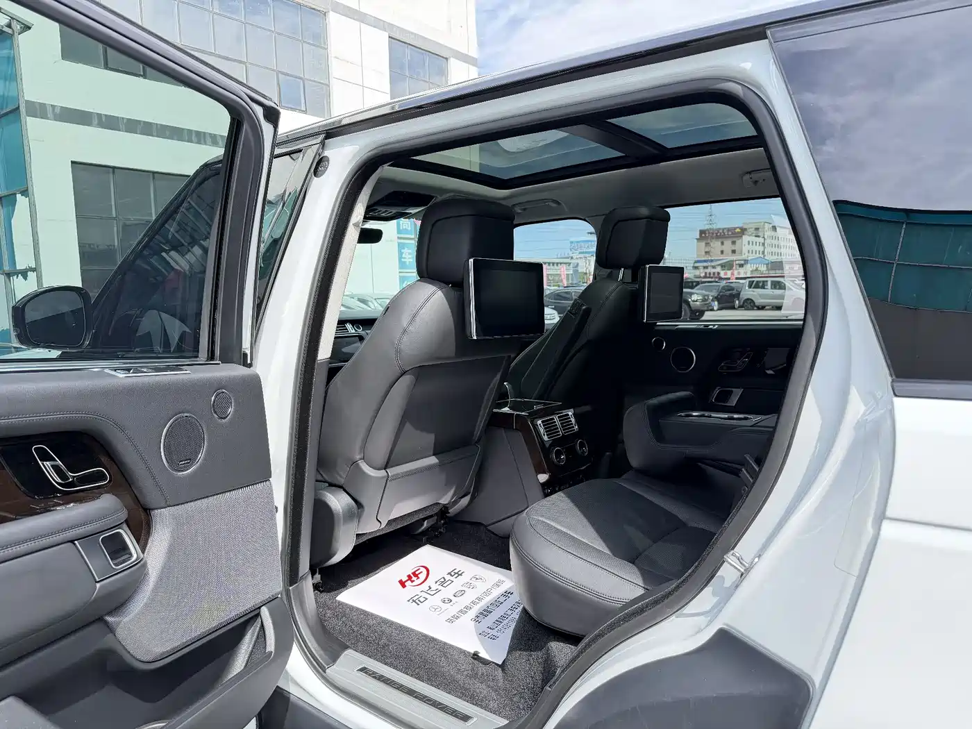 Land Rover Range Rover 2022 3.0 L6 400PS Heritage Extended Classic Edition фото 17