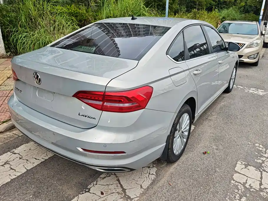 Фото 3 - Volkswagen Lavida