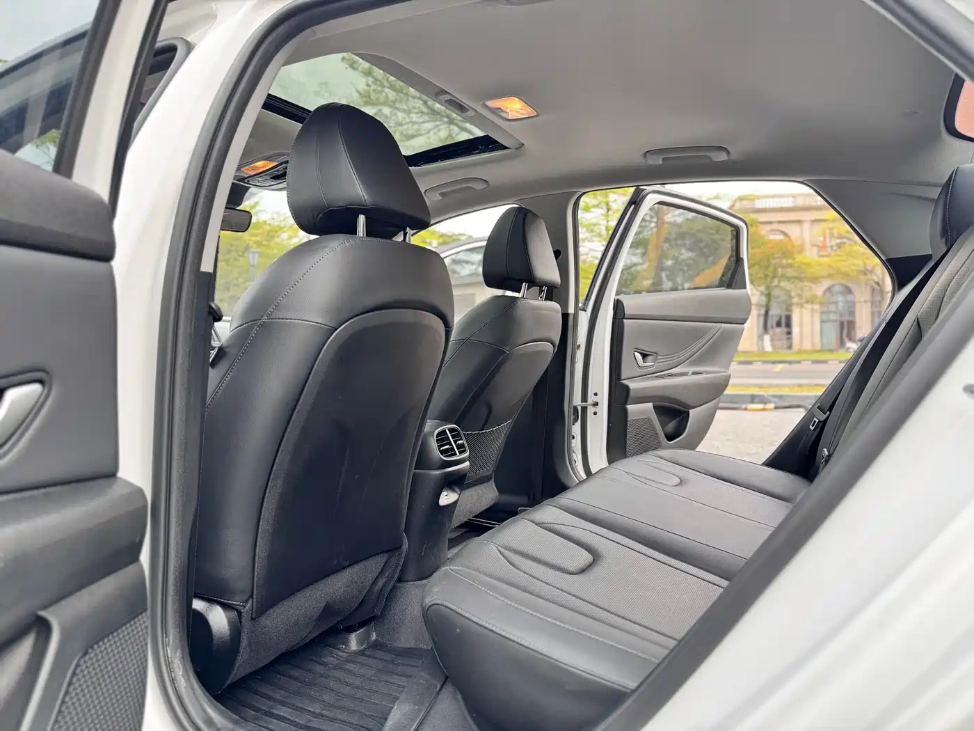 Hyundai Elantra 2022 1.5L CVT LUX Premium Edition фото 17