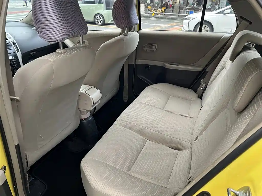 Toyota Yaris 2011 1.6E Auto Charm Edition фото 7