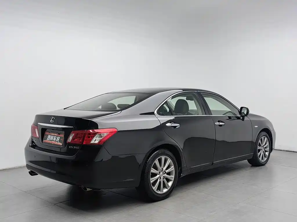 Фото 2 - Lexus ES