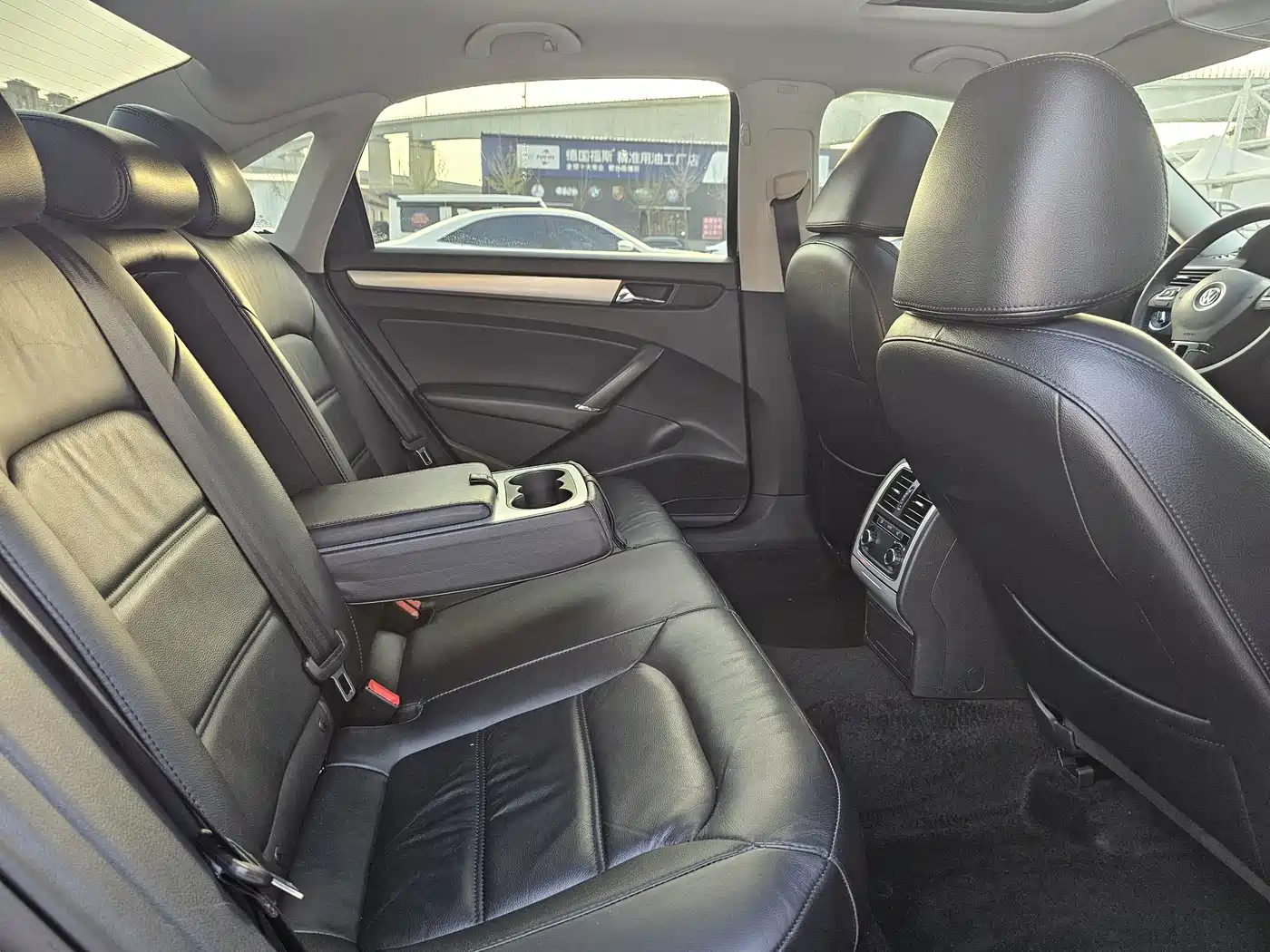 Volkswagen Passat 2015 1.8TSI DSG Honor Edition фото 8
