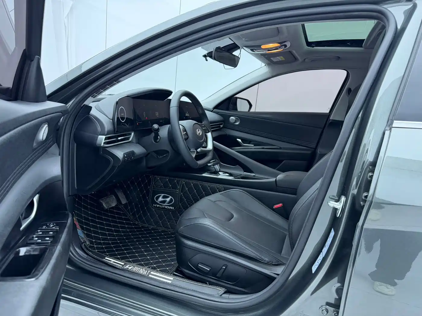 Hyundai Elantra 2023 Model 1.5L CVT LUX Premium Edition фото 7