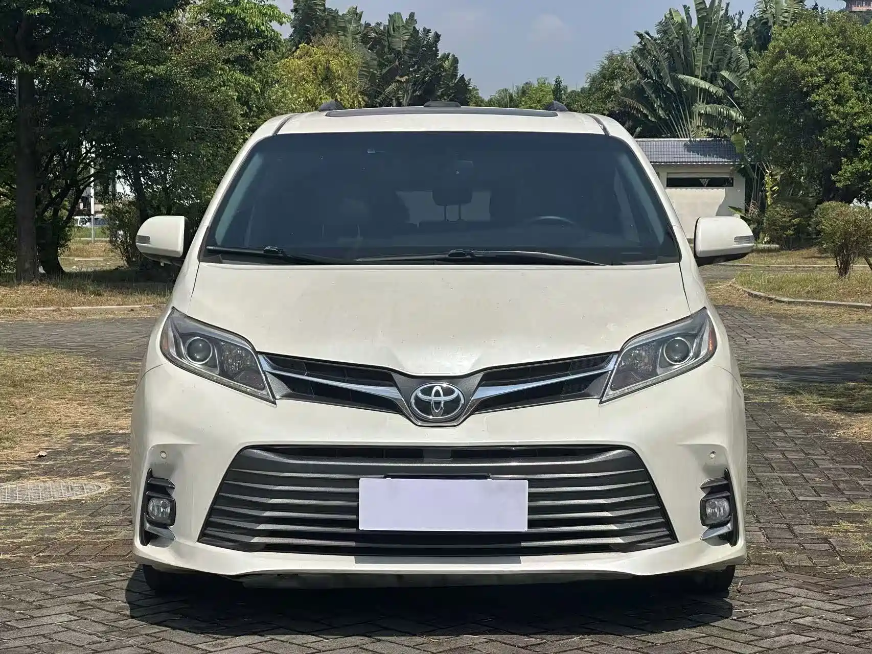 Photo 2 - Toyota Sienna