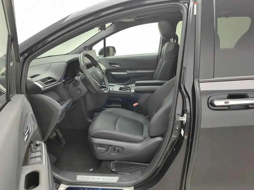 Photo 10 - Toyota Granvia