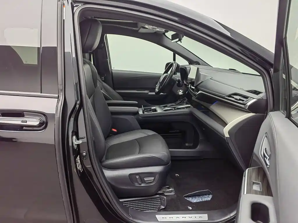Photo 23 - Toyota Granvia