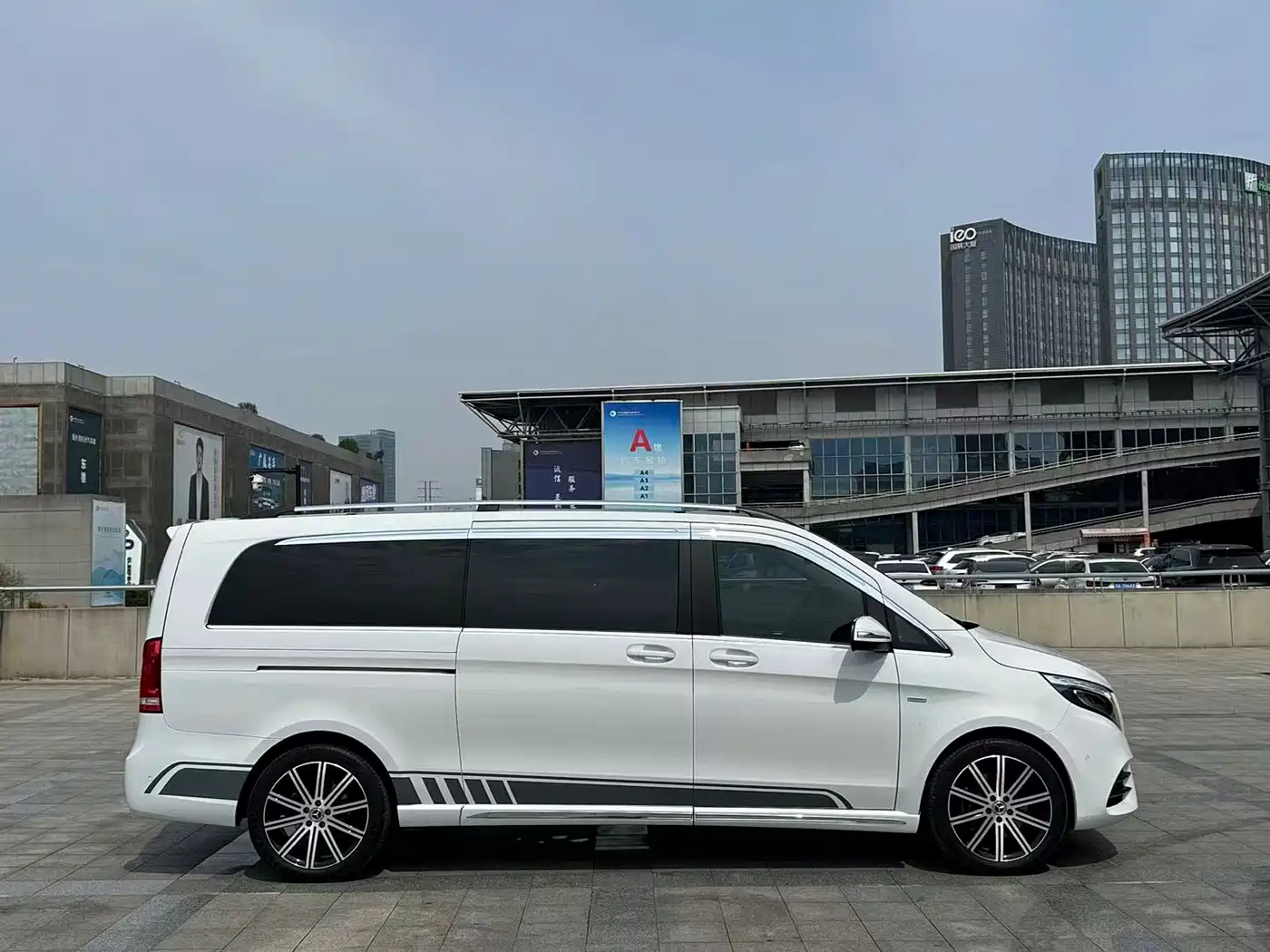 Mercedes-Benz V-Class 2022 V 260 L Long Wheelbase Luxury Edition фото 7