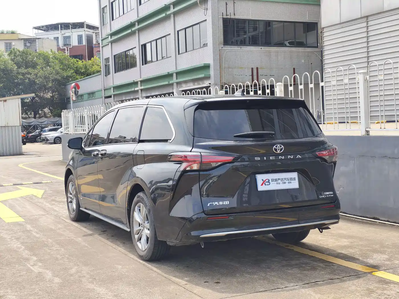 Toyota Sienna 2024 2.5L Hybrid 4WD Premium Edition фото 5