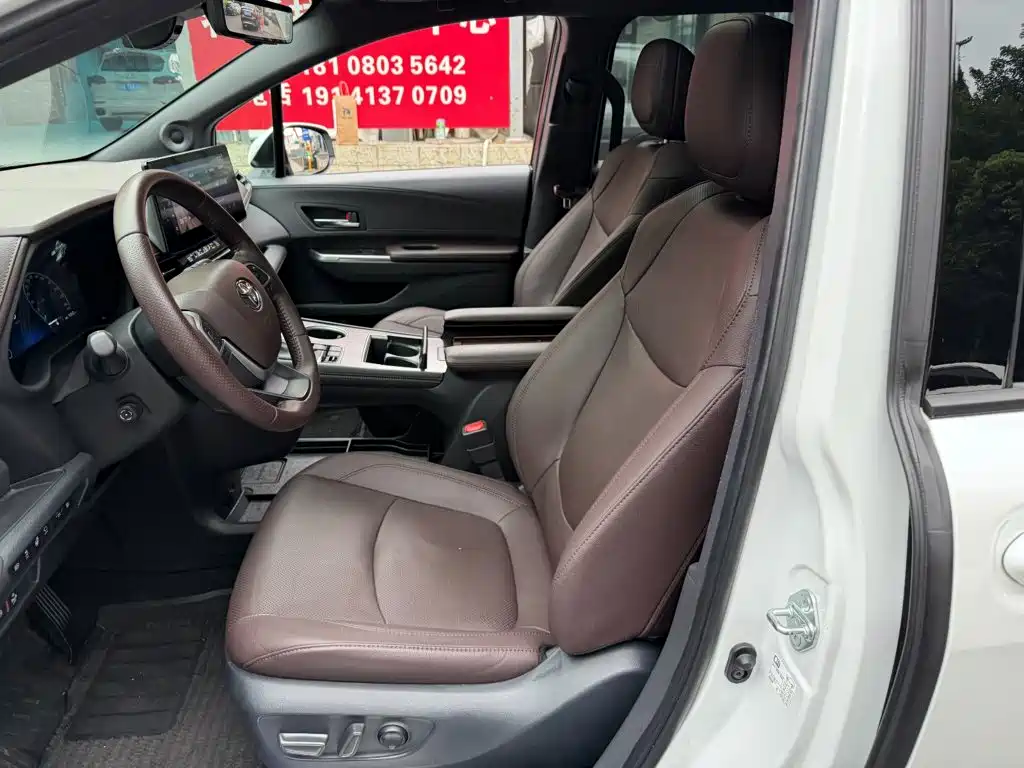 Photo 8 - Toyota Sienna