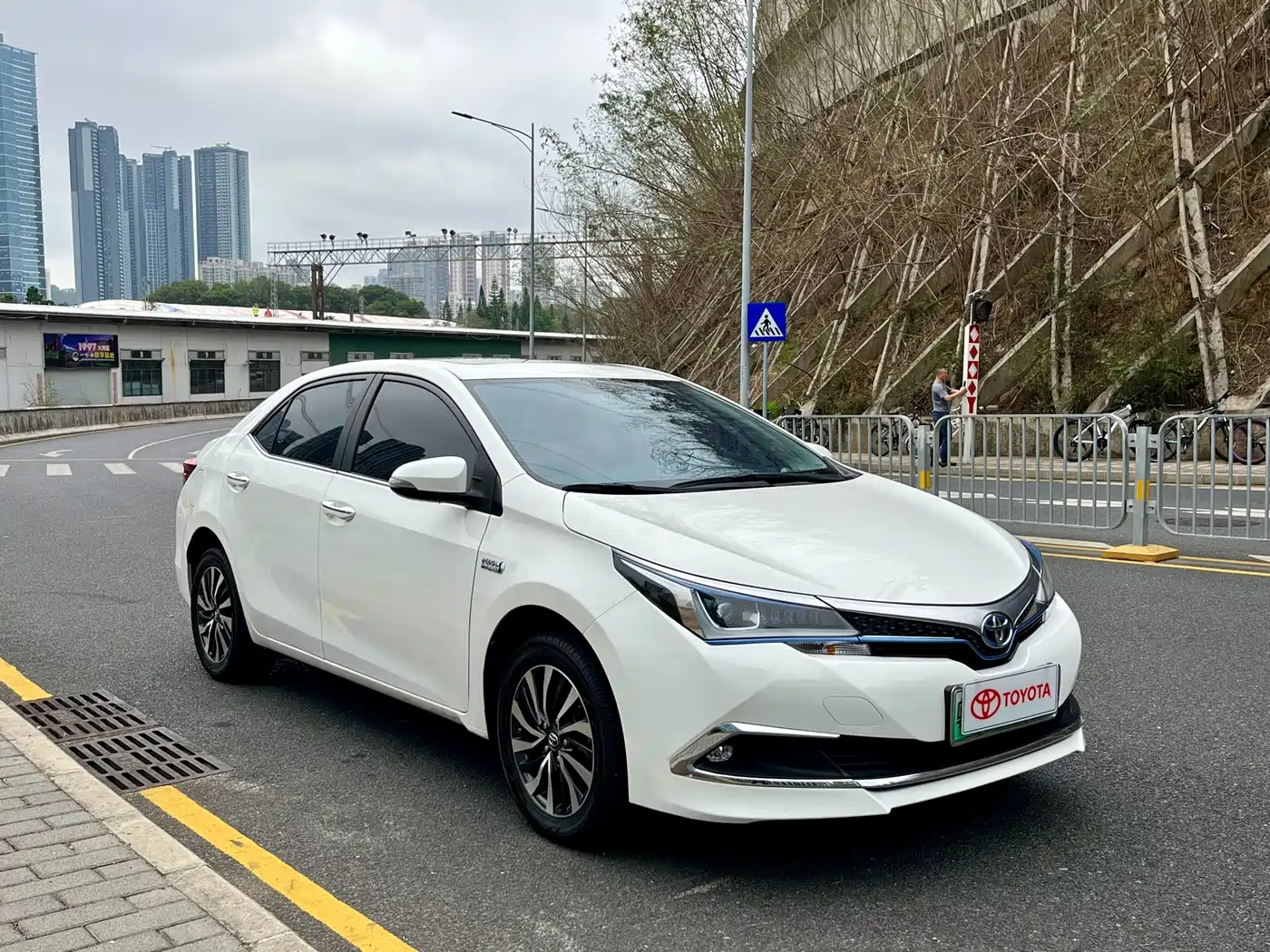 Toyota Corolla Twin Engine E+ 2020 1.8L E-CVT Comfort Edition фото 3