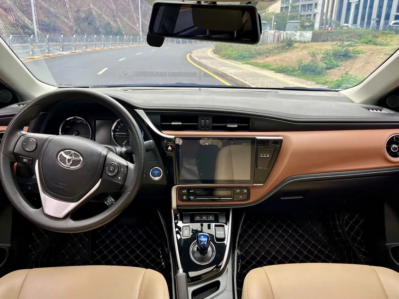 Toyota Corolla Twin Engine E+ 2020 1.8L E-CVT Comfort Edition фото 7