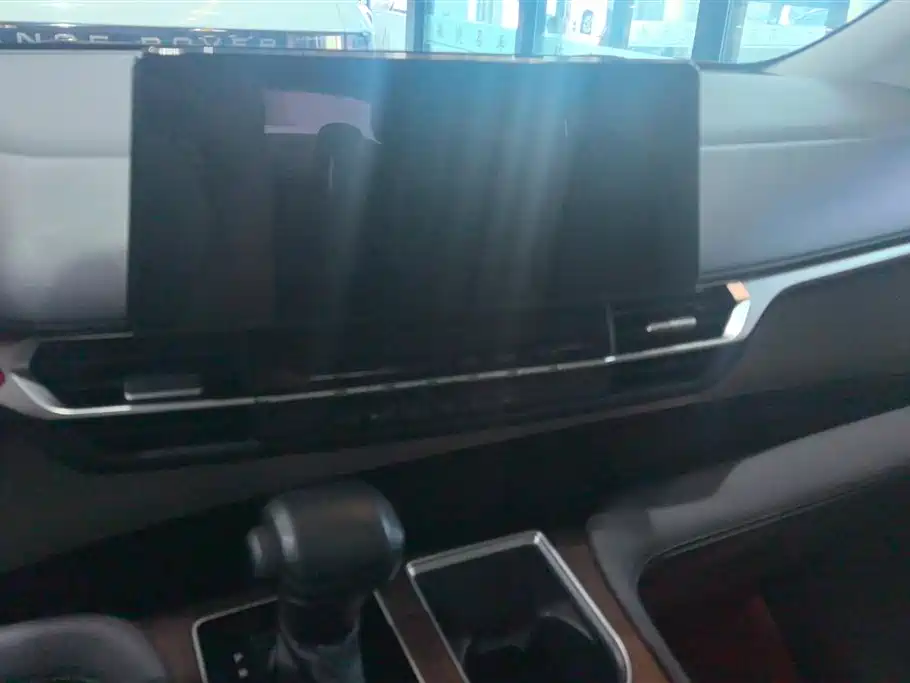 Toyota Granvia 2023 2.5L Hybrid Luxury Edition фото 13