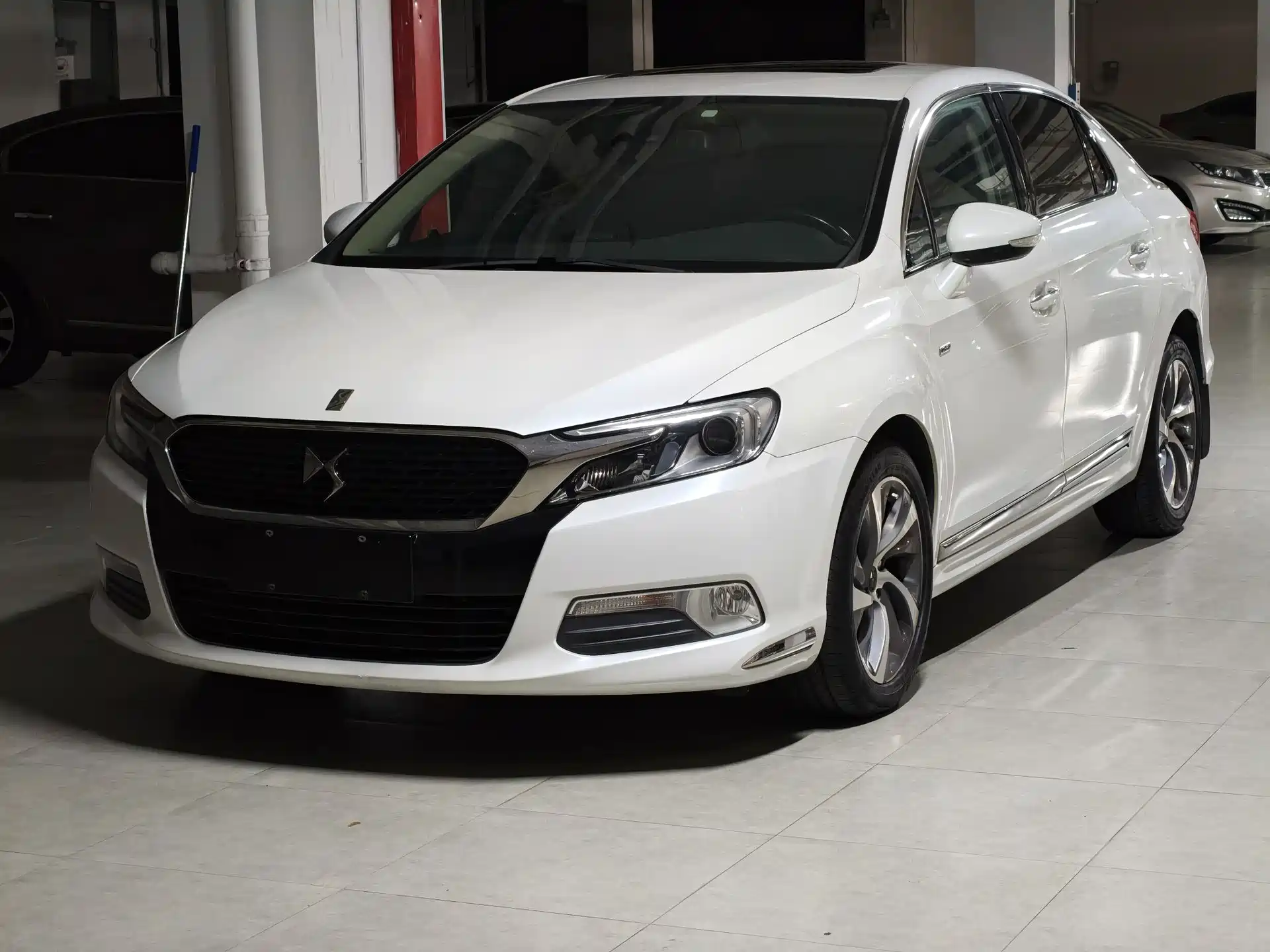 Фото 1 - DS 5LS