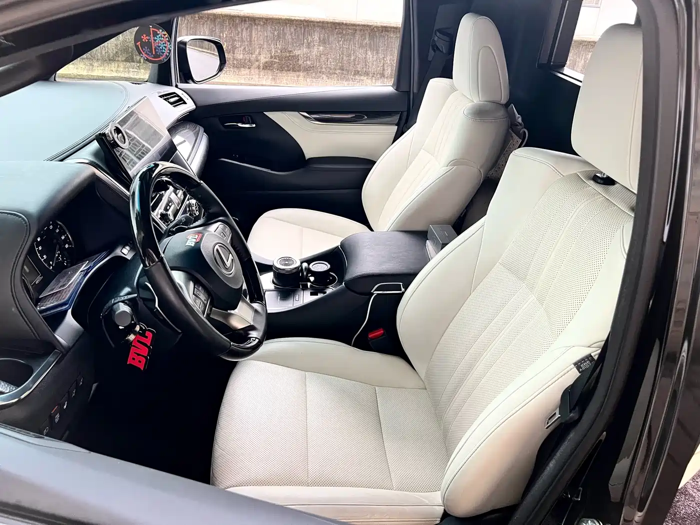 Lexus LM 2020 300h 4-Seat Imperial Edition фото 13
