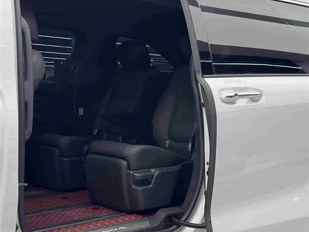 Toyota Sienna 2023 2.5L Hybrid Premium Edition фото 7