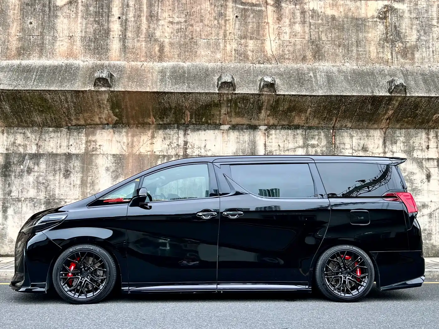 Lexus LM 2020 300h 4-Seat Imperial Edition фото 4