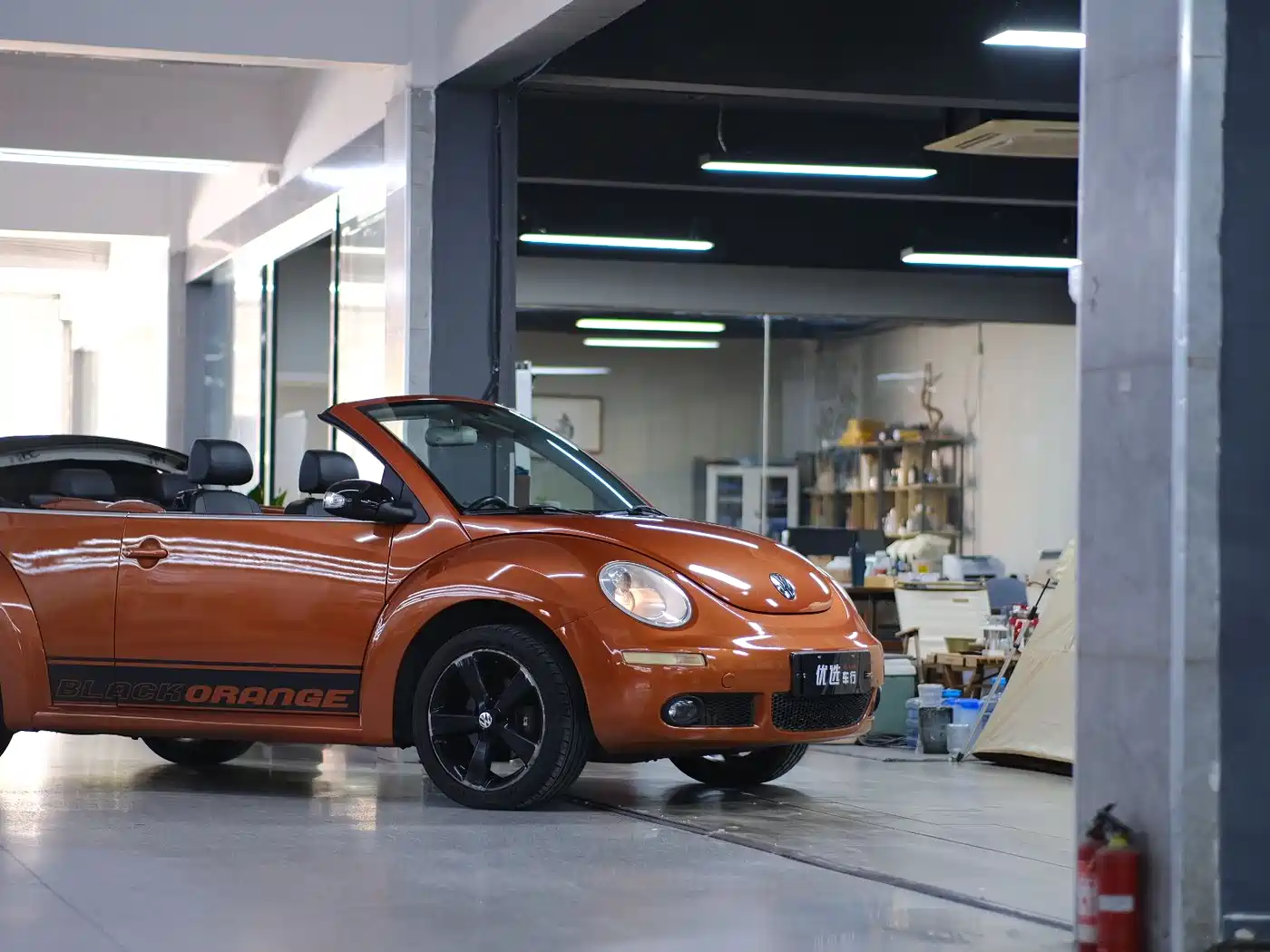 Volkswagen Beetle 2010 Model 2.0 BlackOrange Convertible Luxury Edition фото 9