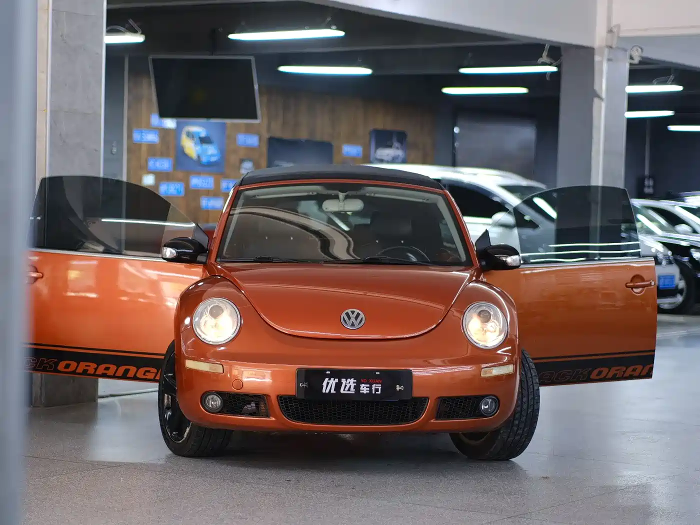 Volkswagen Beetle 2010 Model 2.0 BlackOrange Convertible Luxury Edition фото 16