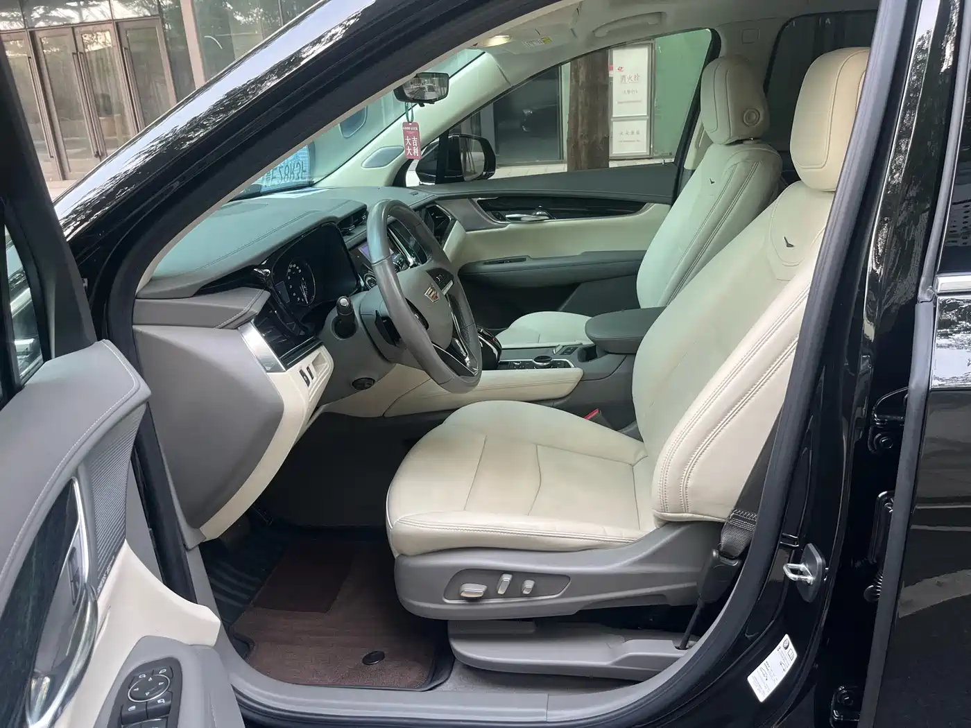 CADILLAC XT6