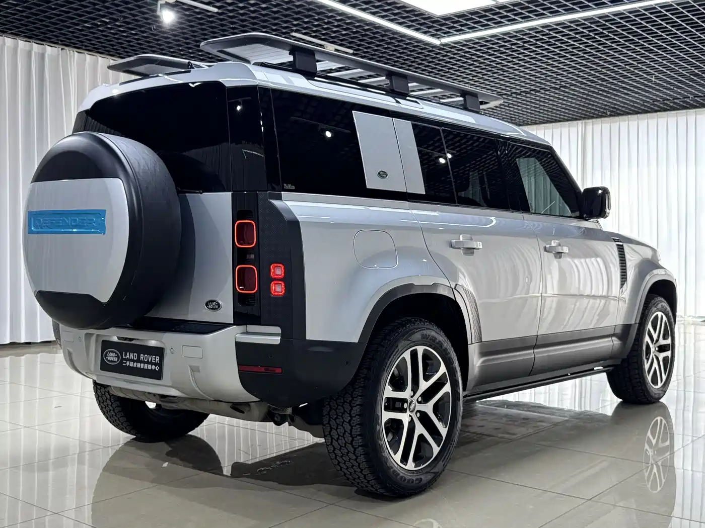 Land Rover Defender 2020 110 P400 Launch Matte Silver Special Package Edition фото 6