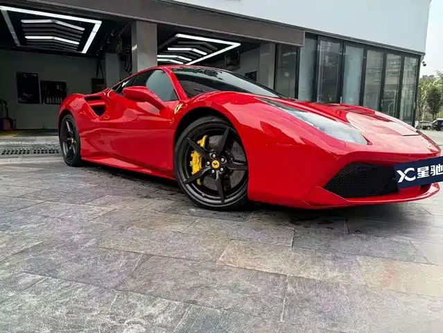 FERRARI 488